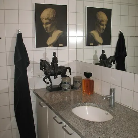 Esben Juhls Guest
